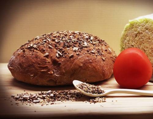 Bun with sunflower seeds, flax and tomato