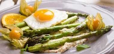 Scrambled eggs with asparagus